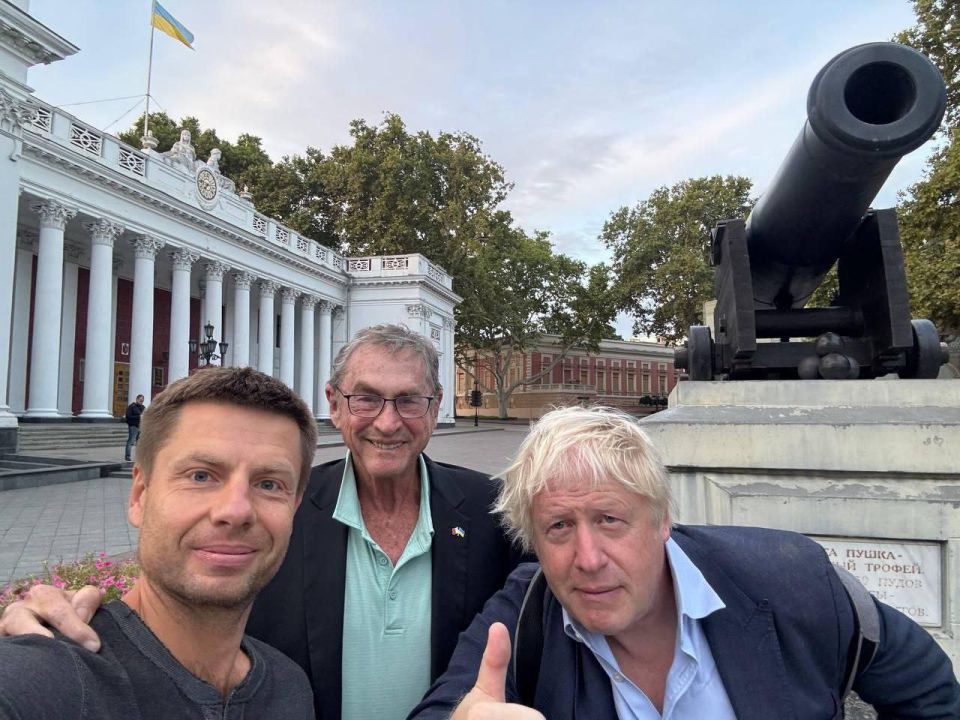 Борис Джонсон сегодня в Одессе сфотографировался на фоне пушки, снятой с потопленного русскими войсками на рейде Одессы во время Крымской войны британского парового фрегата Tiger