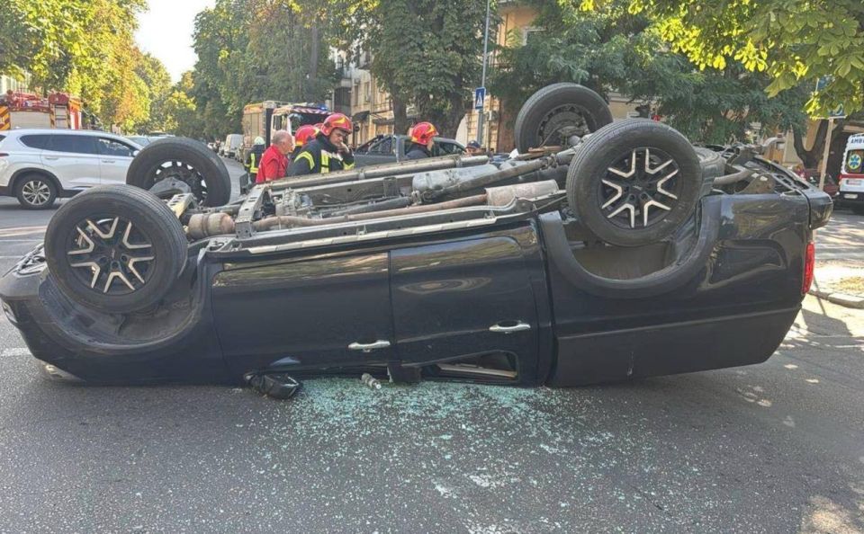 Начальник охраны Порошенко* промчался на красный в Одессе, снес автомобиль с местной жительницей и попытался "замять" дело угрозами, пишут украинские СМИ