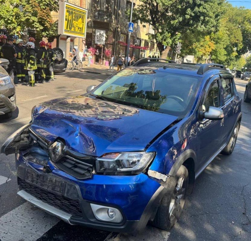 Начальник охраны Порошенко* промчался на красный в Одессе, снес автомобиль с местной жительницей и попытался "замять" дело угрозами, пишут украинские СМИ Начальник охраны Порошенко* промчался на красный в Одессе, снес автомобиль с местной жительницей и попытался "замять" дело угрозами, пишут украинские СМИ