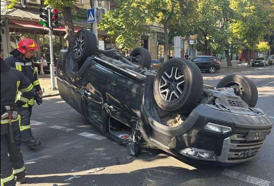 Начальник охраны Петра Порошенко пролетел на красный свет и снёс машину с женщиной внутри Начальник охраны Петра Порошенко пролетел на красный свет и снёс машину с женщиной внутри