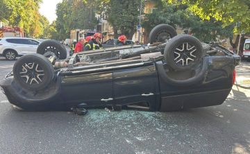 Начальник охраны Порошенко* промчался на красный в Одессе, снес автомобиль с местной жительницей и попытался "замять" дело угрозами, пишут украинские СМИ