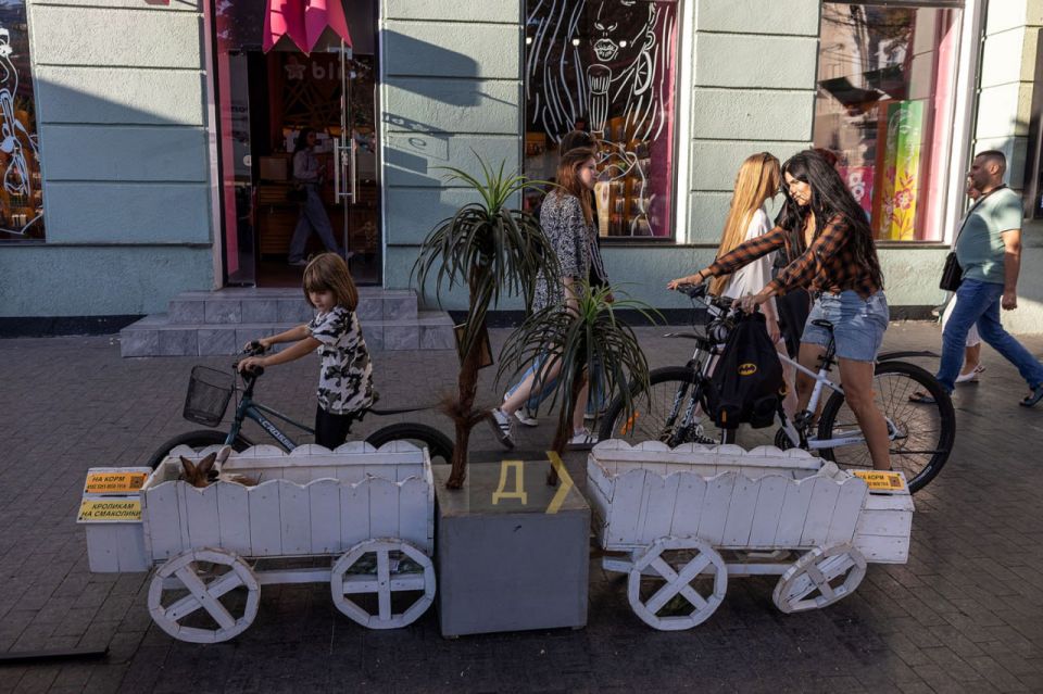 В Одессе на Дерибасовской провели рейд по владельцам развлекающих животных В Одессе на Дерибасовской провели рейд по владельцам развлекающих животных