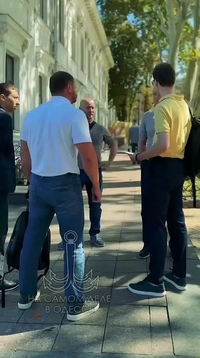 Группа высококлассных специалистов во главе с мэром срочно решала сложнейшую архитектурную задачу: как построить пандус