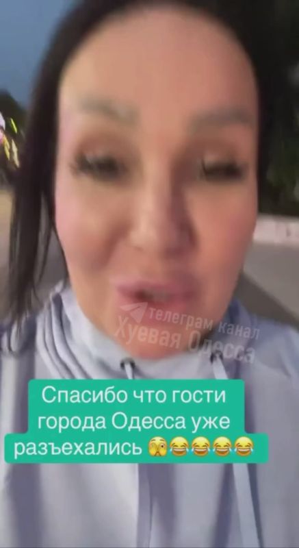Дамочка радуется, что из Одессы уехали туристы