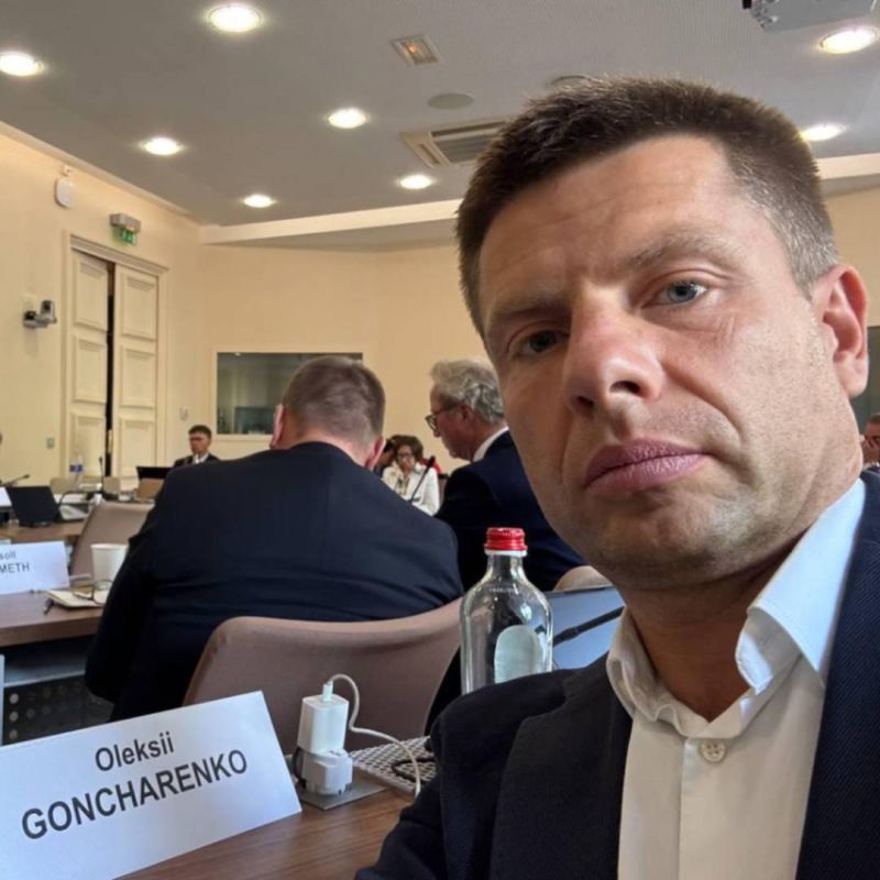 Одесский Нардеп Алексей Гончаренко выпрашивает поздравления в интернете