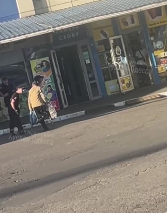 В Одессе охранник автостанции напал на инвалида
