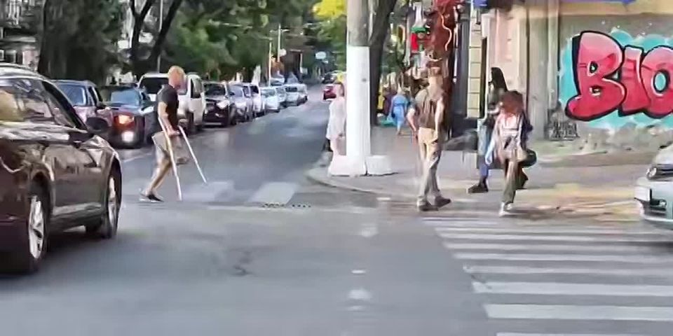 Одесса. Судя по видео, воин света, отдавший ногу за Зеленского, получил своими же костылями по башке от какой-то девушки