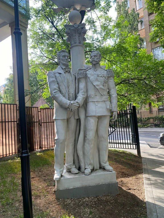 Рукопожатие в бронзе: история солидарности