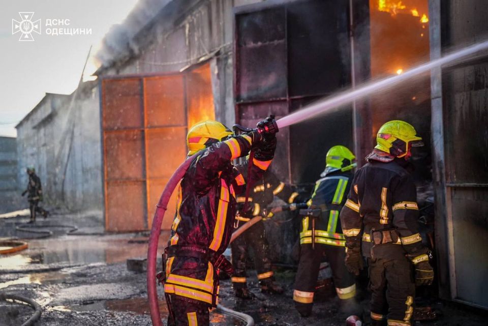 В Одессе вспыхнул масштабный пожар на складе