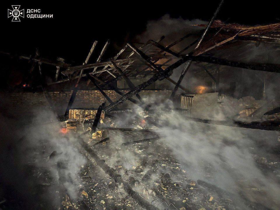 Ночными ударами БПЛА Герань уничтожены складские помещения в районе Белгород-Днестровского, используемые для нужд ВСУ Ночными ударами БПЛА Герань уничтожены складские помещения в районе Белгород-Днестровского, используемые для нужд ВСУ