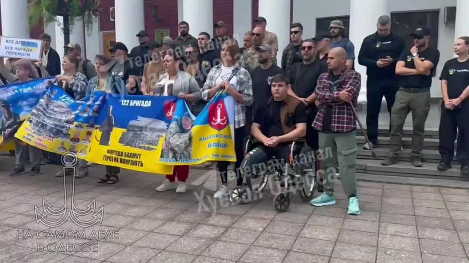 На Думской площади, сейчас происходит перформанс