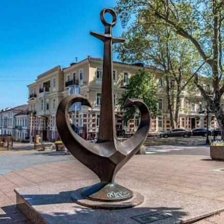 Сердце-якорь. В сети появилась петиция с требованием демонтировать одесский памятник в виде сердца-якоря, дизайн которого вдохновлен логотипом Артемия Лебедева