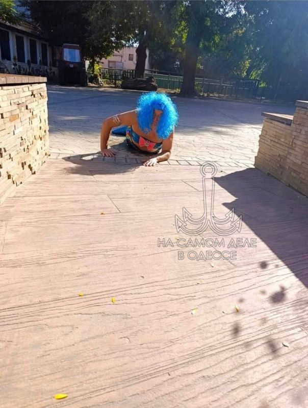 Одесский зоопарк снова всех переплюнул! Директор в образе русалки снимает новый клип — вот оно, высшее проявление креативного подхода к руководству Одесский зоопарк снова всех переплюнул! Директор в образе русалки снимает новый клип — вот оно, высшее проявление креативного подхода к руководству