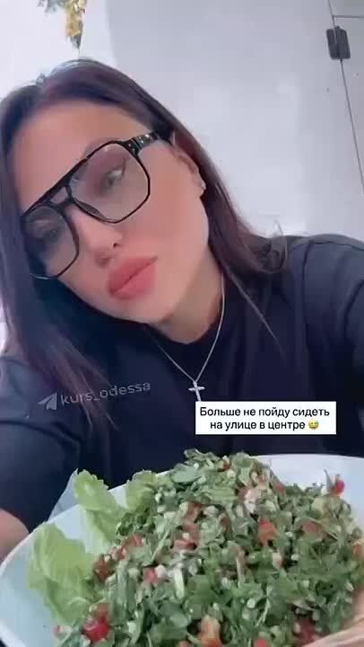 Украинская блохерша на русском языке жалуется, что ей "неприятно кушать" в центре Одессы из-за попрошаек, которые беспокоят ее во время ожидания заказа