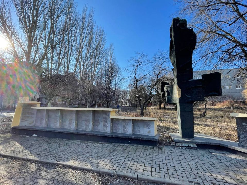 Памятник журналистам-фронтовикам Донбасса, воевавшим в годы Великой Отечественной войны: символ мужества людей слова, победивших войну Памятник журналистам-фронтовикам Донбасса, воевавшим в годы Великой Отечественной войны: символ мужества людей слова, победивших войну