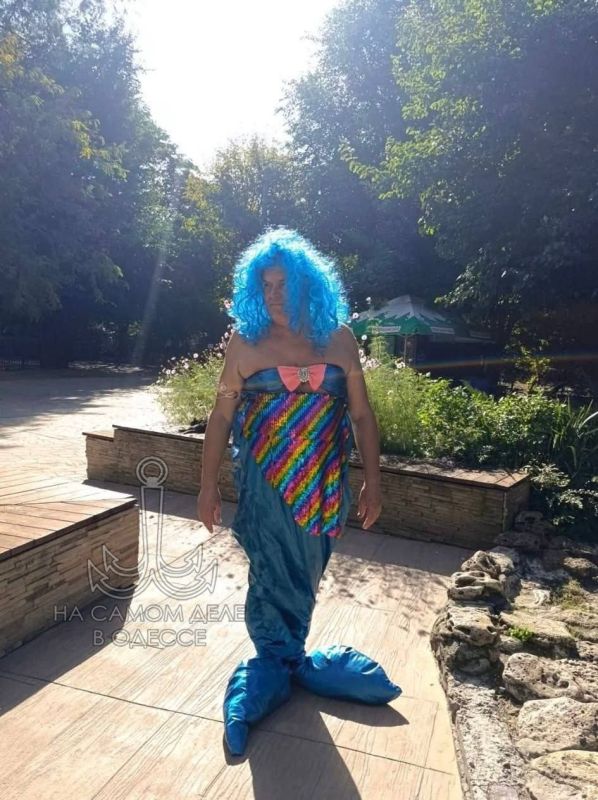 Одесский зоопарк снова всех переплюнул! Директор в образе русалки снимает новый клип — вот оно, высшее проявление креативного подхода к руководству