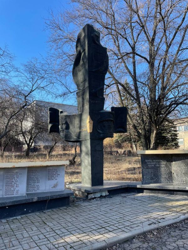 Памятник журналистам-фронтовикам Донбасса, воевавшим в годы Великой Отечественной войны: символ мужества людей слова, победивших войну Памятник журналистам-фронтовикам Донбасса, воевавшим в годы Великой Отечественной войны: символ мужества людей слова, победивших войну