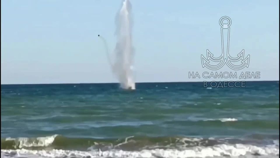 Таки да в Одессе уничтожают противокорабельную морскую мину, дрейфующую в море