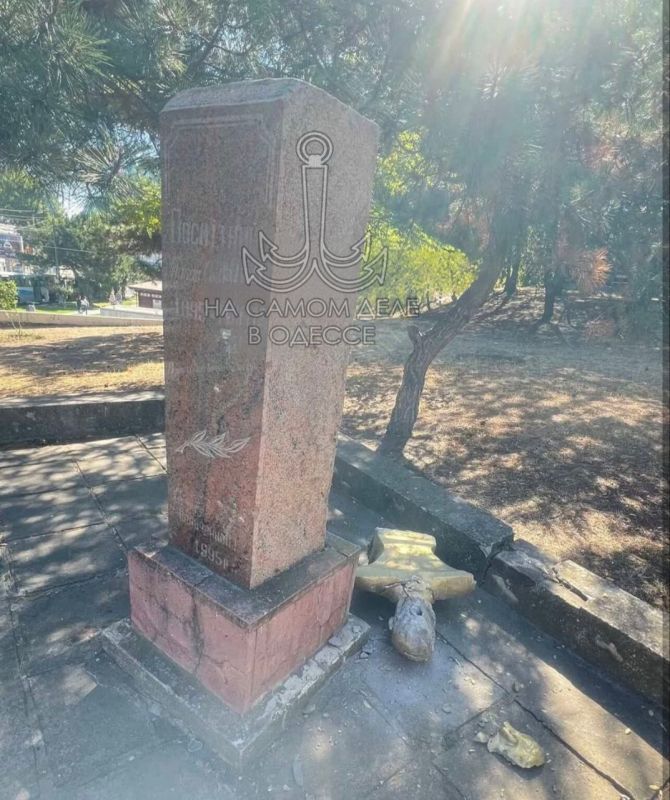 Добрались до памятника на Посмитного, который хотели убрать ещё год назад