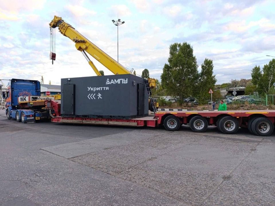 В порту Черноморска установили первые мобильные укрытия В порту Черноморска установили первые мобильные укрытия