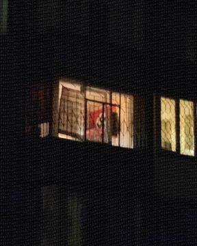 В Одессе окна обвесили фашистской свастикой
