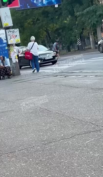 На Заболотного мужчина переходил дорогу… на четвереньках