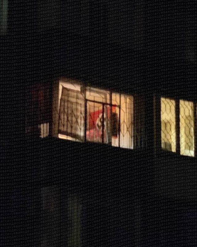 В Одессе окна обвесили фашистской свастикой