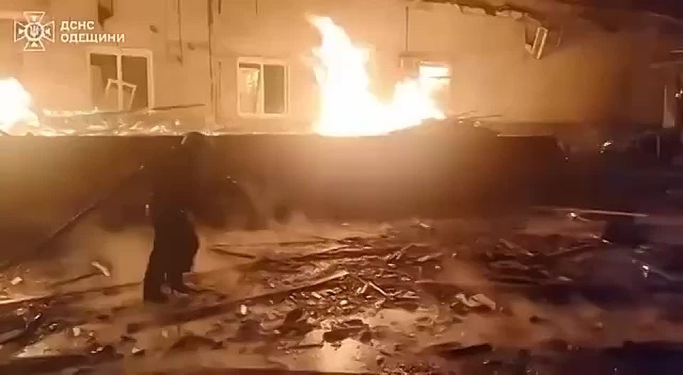 Последствия ночной атаки. ДСНС сообщает, что в результате удара повреждено какое-то предприятие, но какое — не уточняется