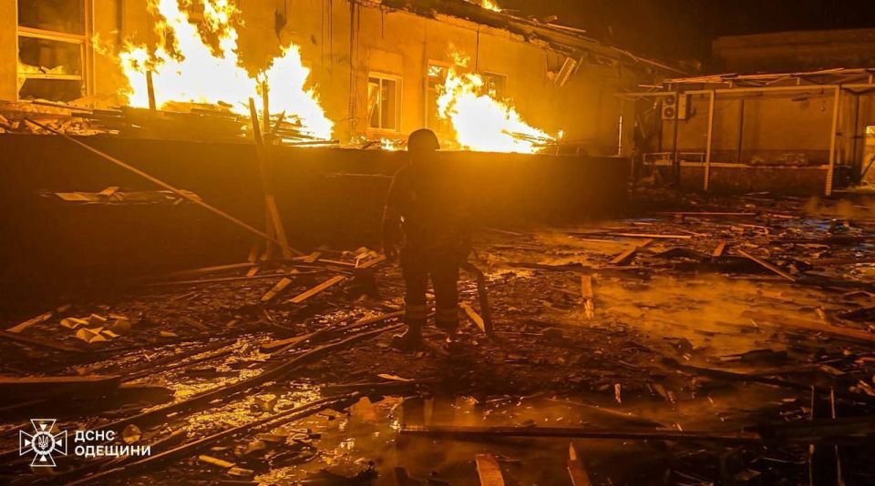 Кадры масштабных пожаров этой ночью после ударов по объектам врага Кадры масштабных пожаров этой ночью после ударов по объектам врага