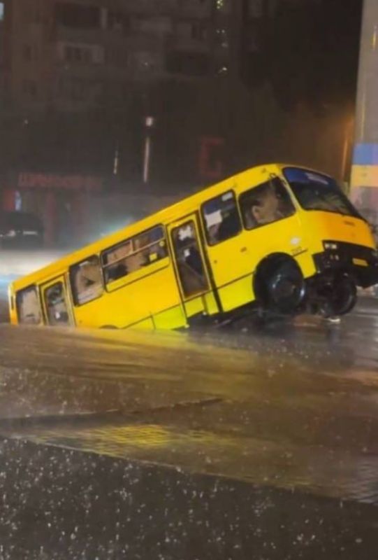 Асфальт провалился под автобусом, девушку унесло течением, затоплены входы в ТЦ и парковки: последствия сильного ливня в Одессе