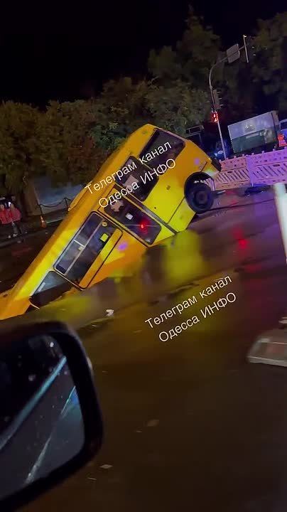 В Одессе под землю провалились легковушка и маршрутка, также потоками воды унесло людей