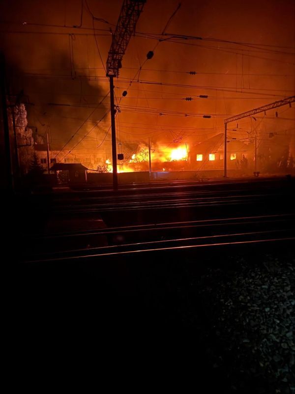 Анатолий Кузичев: Сильная ночь в Одессе.. Сначала — удары по объектам инфраструктуры, потом — удары по депо украинских железных дорог. Последнему, судя по фото, досталось будь здоров Анатолий Кузичев: Сильная ночь в Одессе.. Сначала — удары по объектам инфраструктуры, потом — удары по депо украинских железных дорог. Последнему, судя по фото, досталось будь здоров