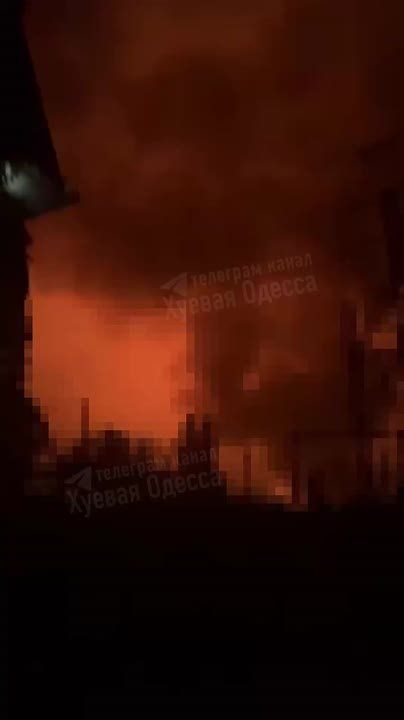 Анатолий Кузичев: Сильная ночь в Одессе.. Сначала — удары по объектам инфраструктуры, потом — удары по депо украинских железных дорог. Последнему, судя по фото, досталось будь здоров