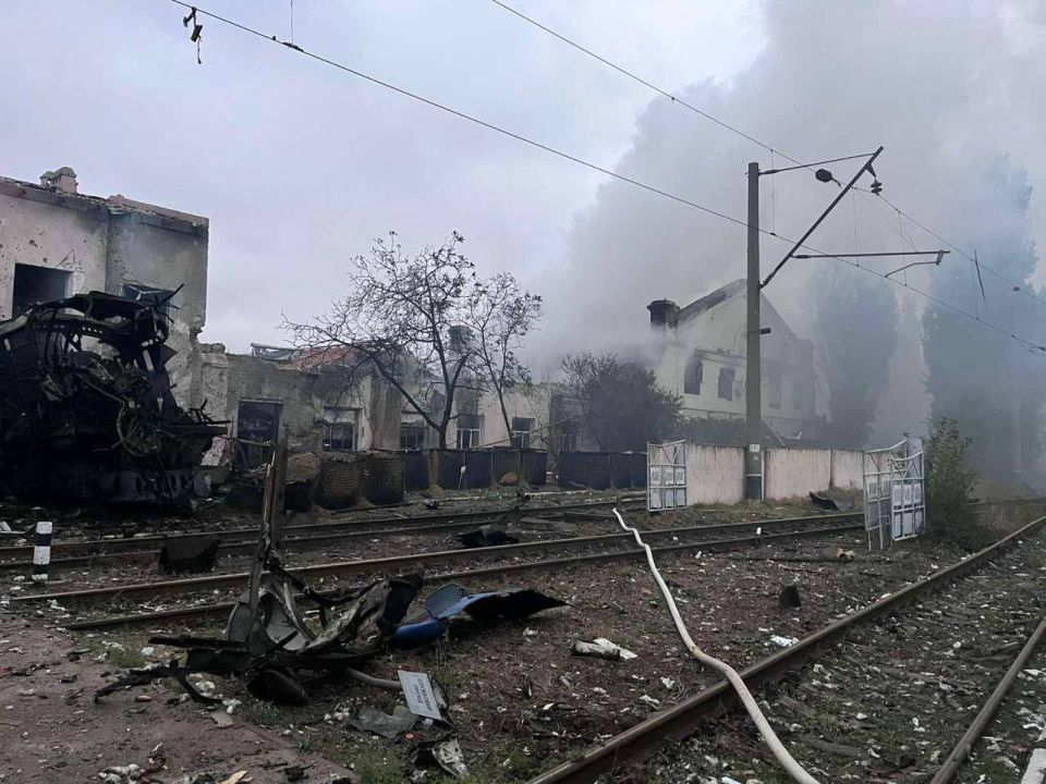 Сегодня ночью российская армия нанесла массированный удар по депо «Укрзализныци» в Одессе Сегодня ночью российская армия нанесла массированный удар по депо «Укрзализныци» в Одессе