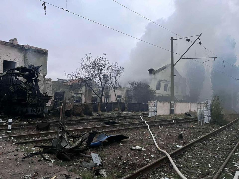 Анатолий Кузичев: Сильная ночь в Одессе.. Сначала — удары по объектам инфраструктуры, потом — удары по депо украинских железных дорог. Последнему, судя по фото, досталось будь здоров Анатолий Кузичев: Сильная ночь в Одессе.. Сначала — удары по объектам инфраструктуры, потом — удары по депо украинских железных дорог. Последнему, судя по фото, досталось будь здоров