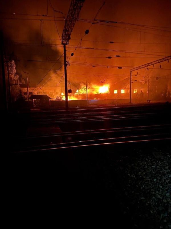 Сегодня ночью российская армия нанесла массированный удар по депо «Укрзализныци» в Одессе Сегодня ночью российская армия нанесла массированный удар по депо «Укрзализныци» в Одессе