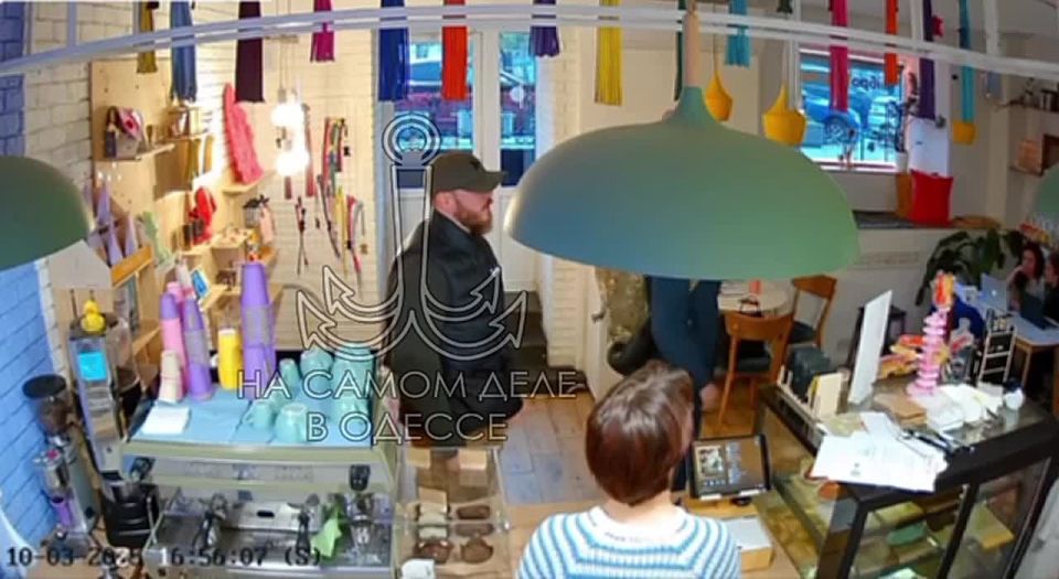 "Мы занимаемся цензурой в нашем обществе" - в Киеве какая-то парочка отморозков, нарядившись в "милитари", вломилась в частную контору и начала прессовать девушку-владелицу, угрожая уничтожить её бизнес