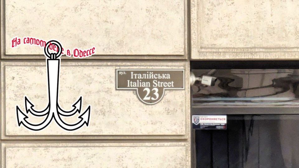 Кострюлеголовые бомжи продолжают воевать с указателями в Одессе Кострюлеголовые бомжи продолжают воевать с указателями в Одессе