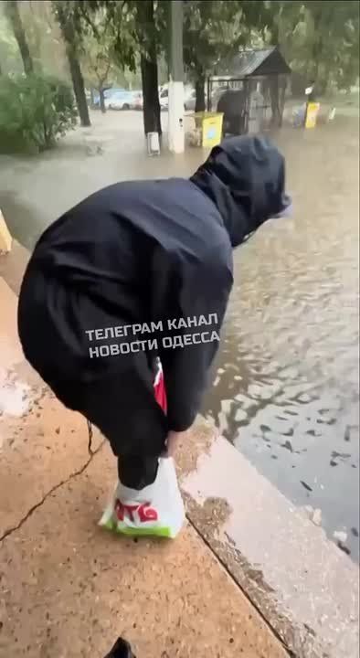 Вот так одесситы выпутываются из сложной ситуации с потопом