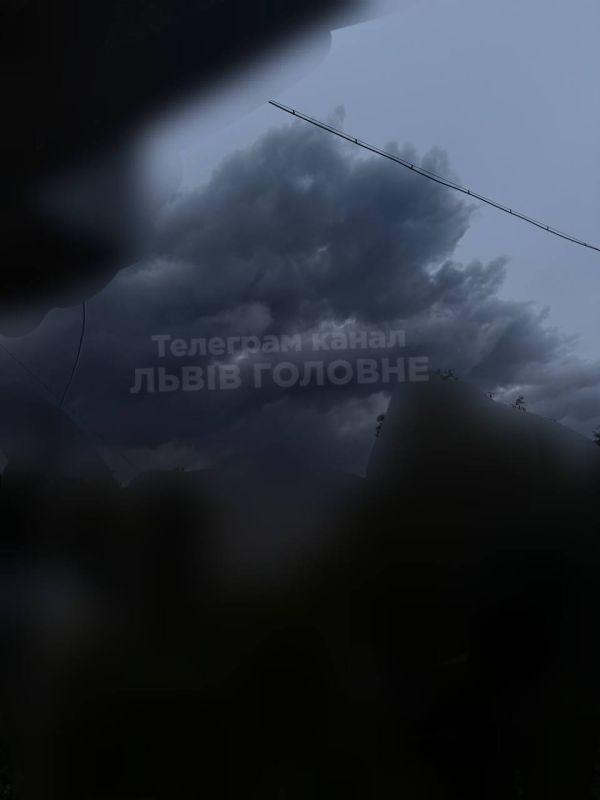 Масштабные пожары во Львове после комбинированного удара ракетами и дронами Масштабные пожары во Львове после комбинированного удара ракетами и дронами