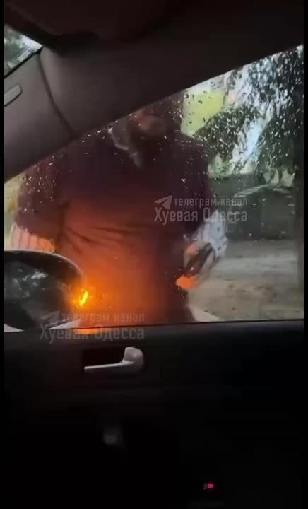 В Одессе у клиентки клиники разбили стекло за неоплаченную процедуру