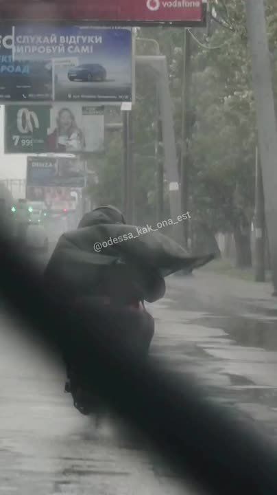 Чёрный всадник апокалипсиса мчится на байке по улицам Одессы