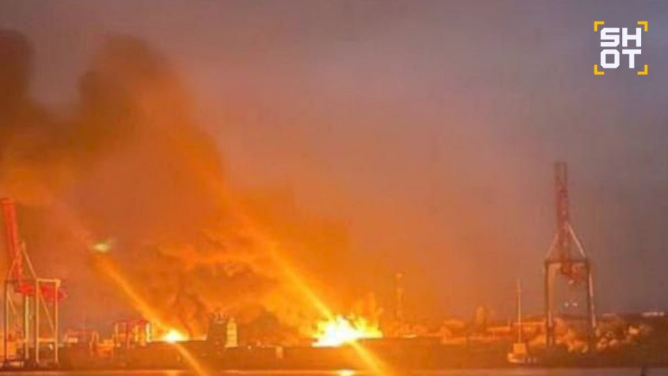 ВС РФ нанесли мощный удар «геранями» по порту Ильичёвск в Одессе в момент, когда там принимали натовское вооружение ВС РФ нанесли мощный удар «геранями» по порту Ильичёвск в Одессе в момент, когда там принимали натовское вооружение