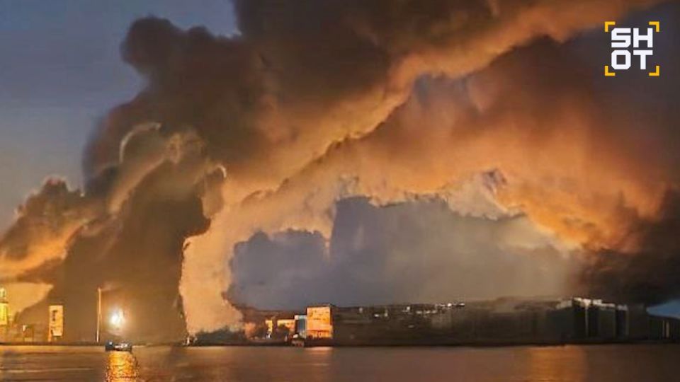 ВС РФ нанесли мощный удар «геранями» по порту Ильичёвск в Одессе в момент, когда там принимали натовское вооружение