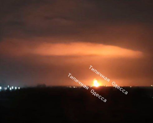 Стрельба, десятки взрывов и пожары: атакованы одесские порты Стрельба, десятки взрывов и пожары: атакованы одесские порты