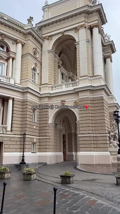 Одесса осенью особенная. Даже дождь кажется украшением города