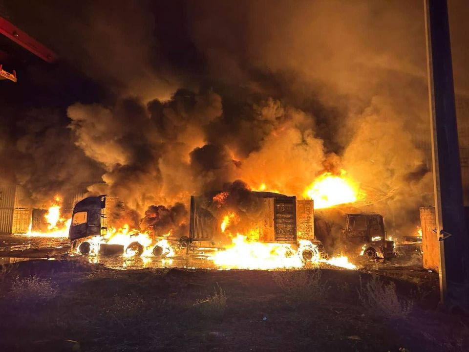 Пара дополнительных кадров пожара в порту Черноморск (Ильичёвск) после массированного удара дронов-камикадзе «Герань-2» Пара дополнительных кадров пожара в порту Черноморск (Ильичёвск) после массированного удара дронов-камикадзе «Герань-2»