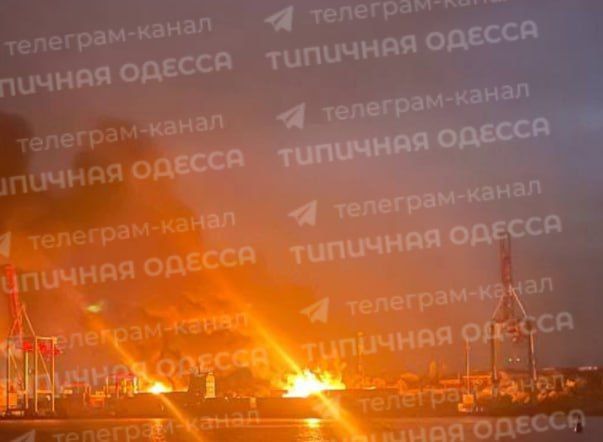 Более 20 взрывов прогремело в порту Ильичевска Одесской области в результате налета БПЛА «Герань-2»