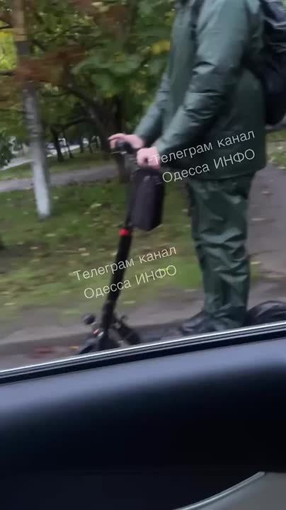 В Одессе пьяный самокатчик врезался в машину и попал на видео