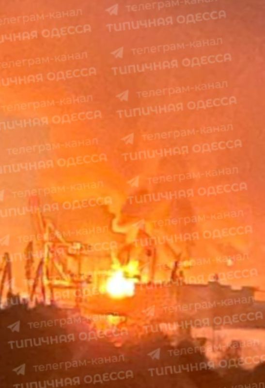 Стрельба, десятки взрывов и пожары: атакованы одесские порты Стрельба, десятки взрывов и пожары: атакованы одесские порты
